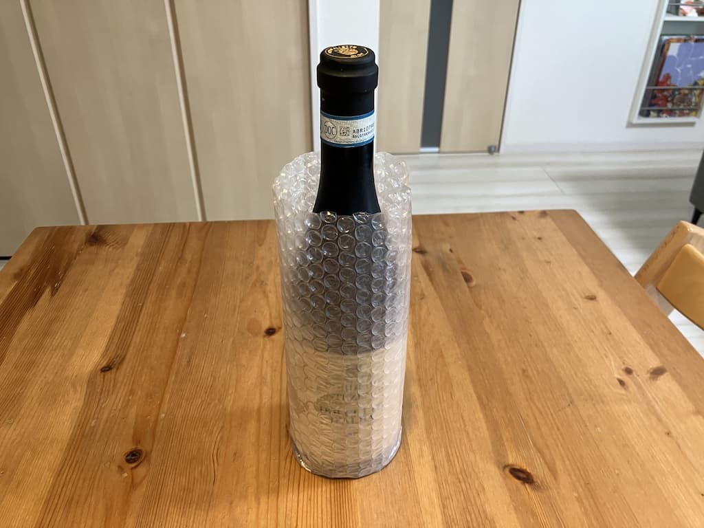 ワインが届いた状態。瓶も緩衝材でくるまれている。